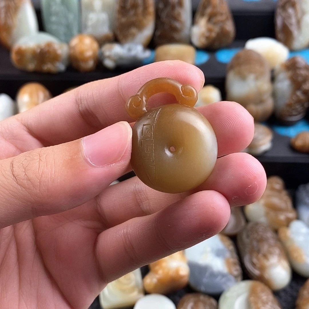 和田玉未镶嵌颈饰拾***?