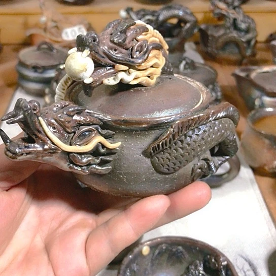 瓷片微瑕的双龙茶壶