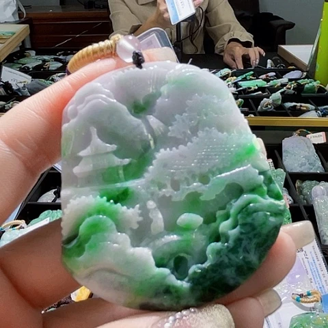 翡翠未镶嵌颈饰一个