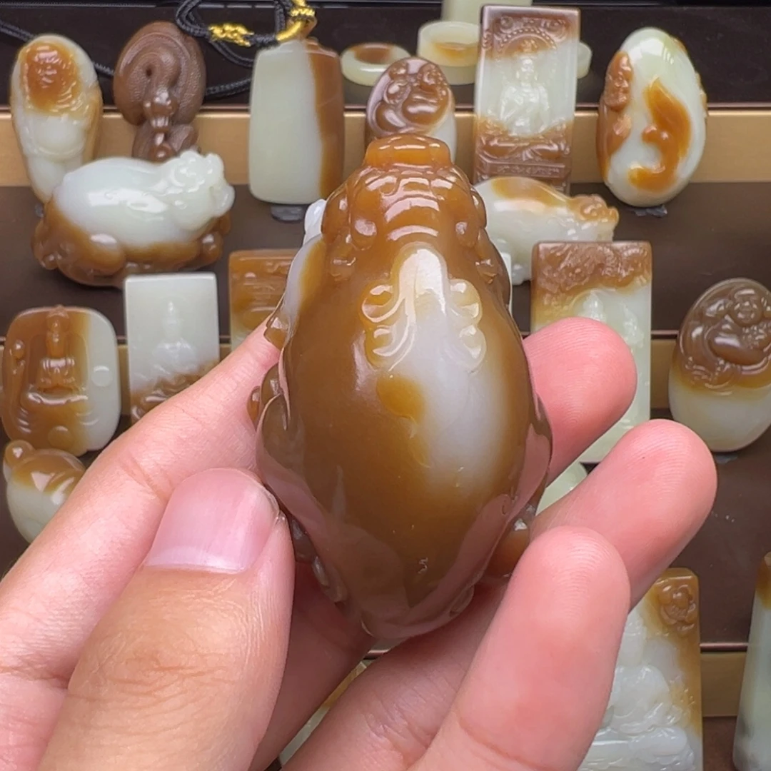 卧***雏颈饰未镶嵌和田玉（糖玉）