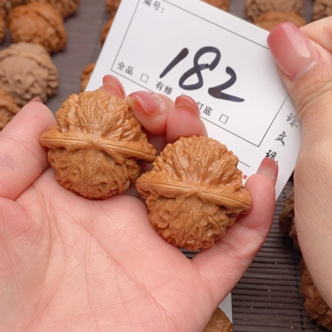 文玩核桃吊坠40宫灯182