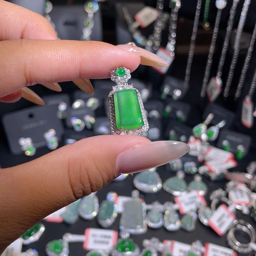 吊坠(不含链)未镶嵌翡翠