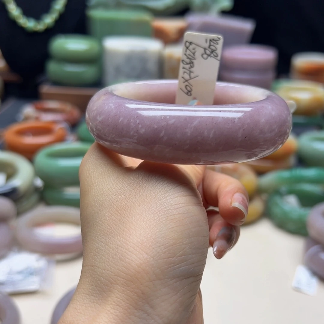 泽***丽石英岩玉未镶嵌手镯