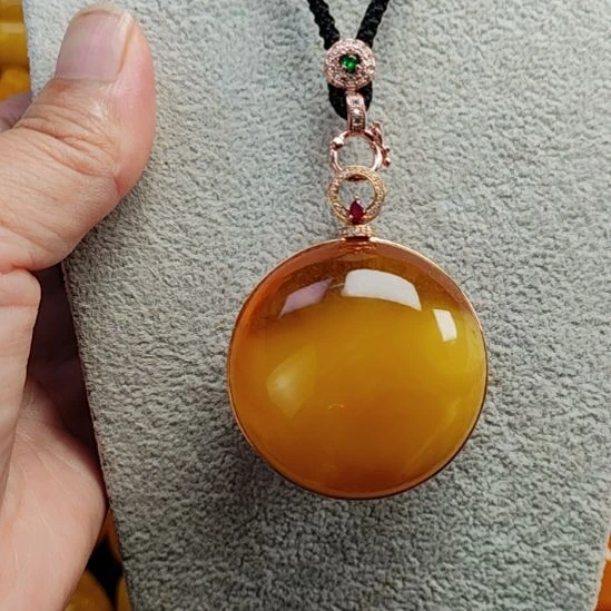 18K金镶嵌吊坠(赠链)蜜蜡