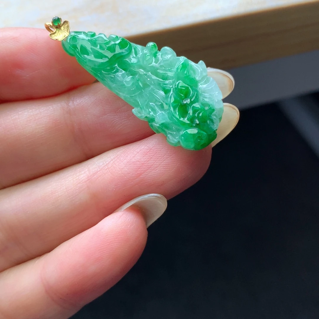 翡翠18K金镶嵌颈饰吊坠