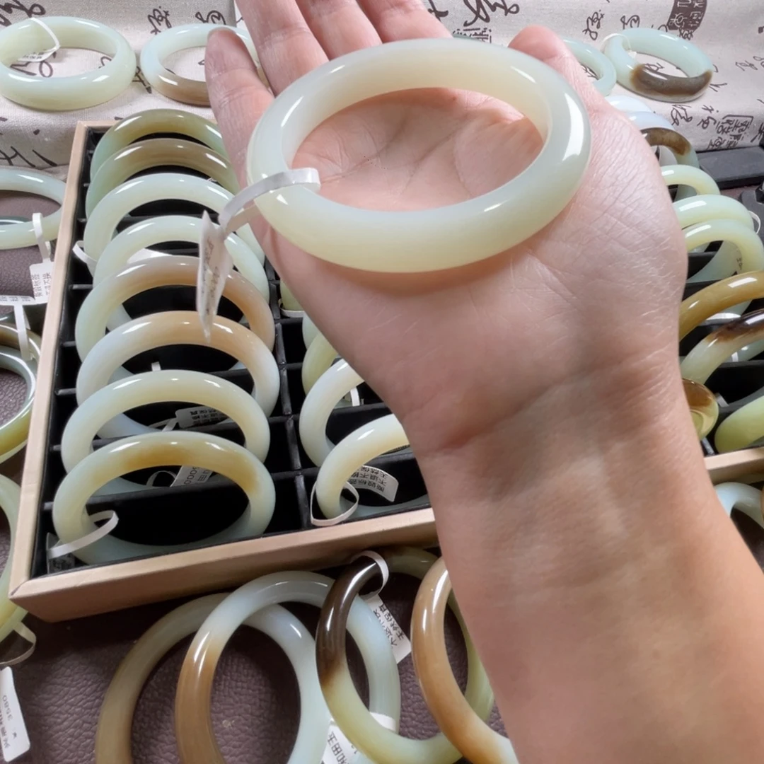 和田玉未镶嵌手镯