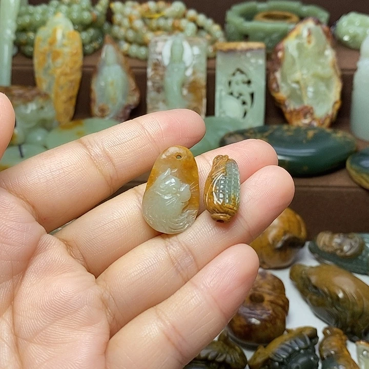 颈饰未镶嵌岫岩河磨玉（透闪石质玉）