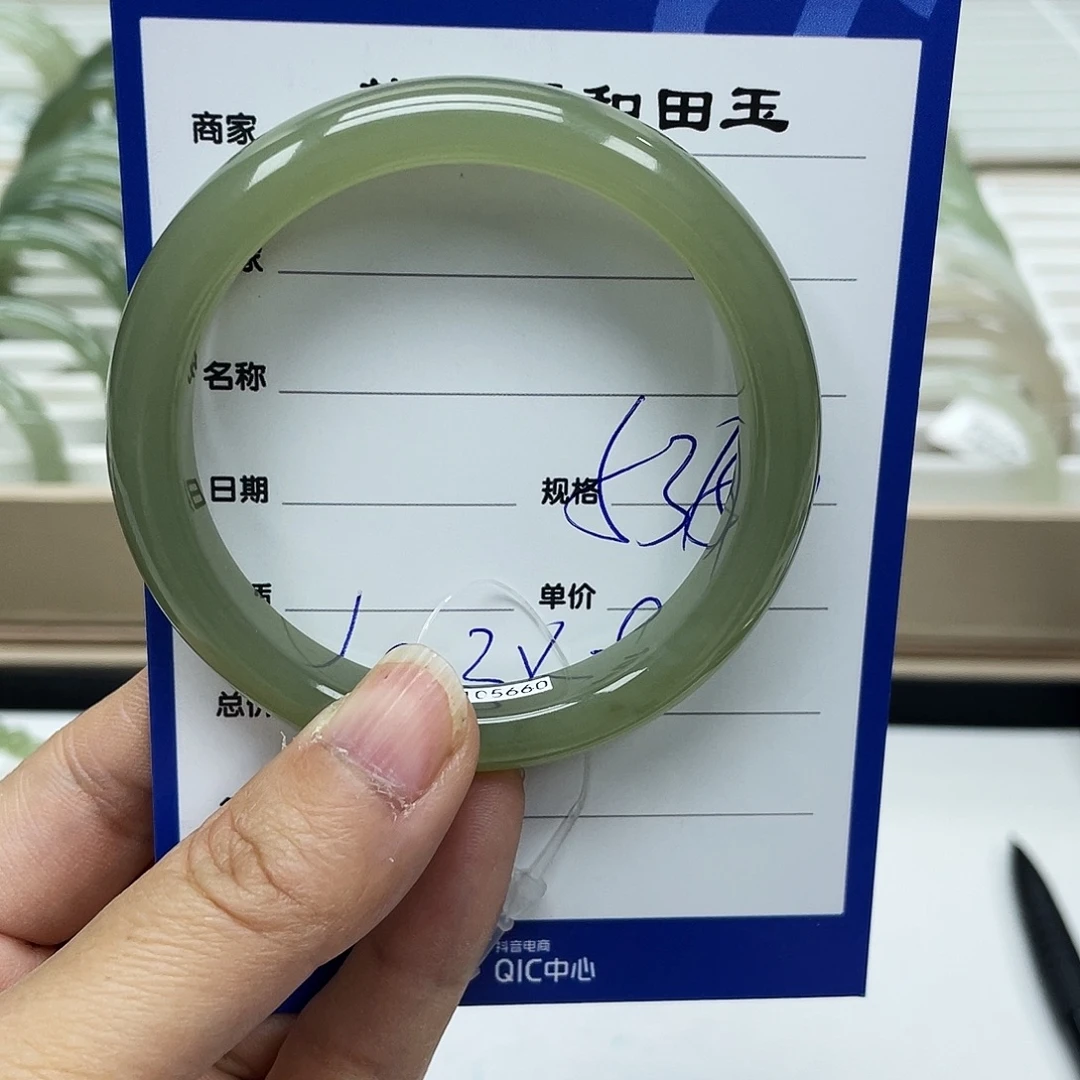 ****࿐和田玉未镶嵌手镯