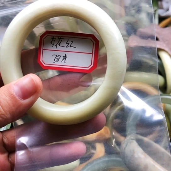 蛇纹石玉手镯未镶嵌蓼***红