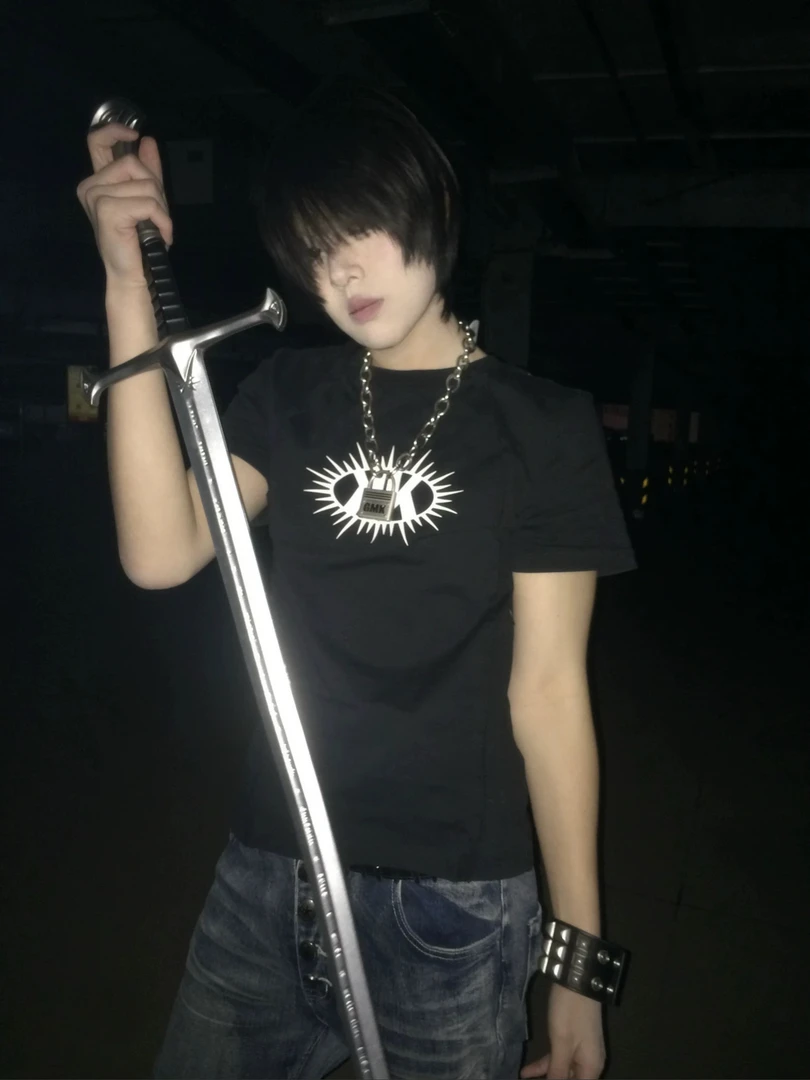 某保169！亚风格“一身反骨”裁剪拼接短袖男女