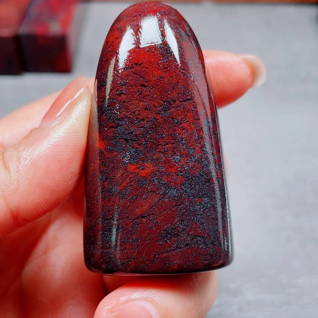 玉桂林鸡血玉印章镇尺