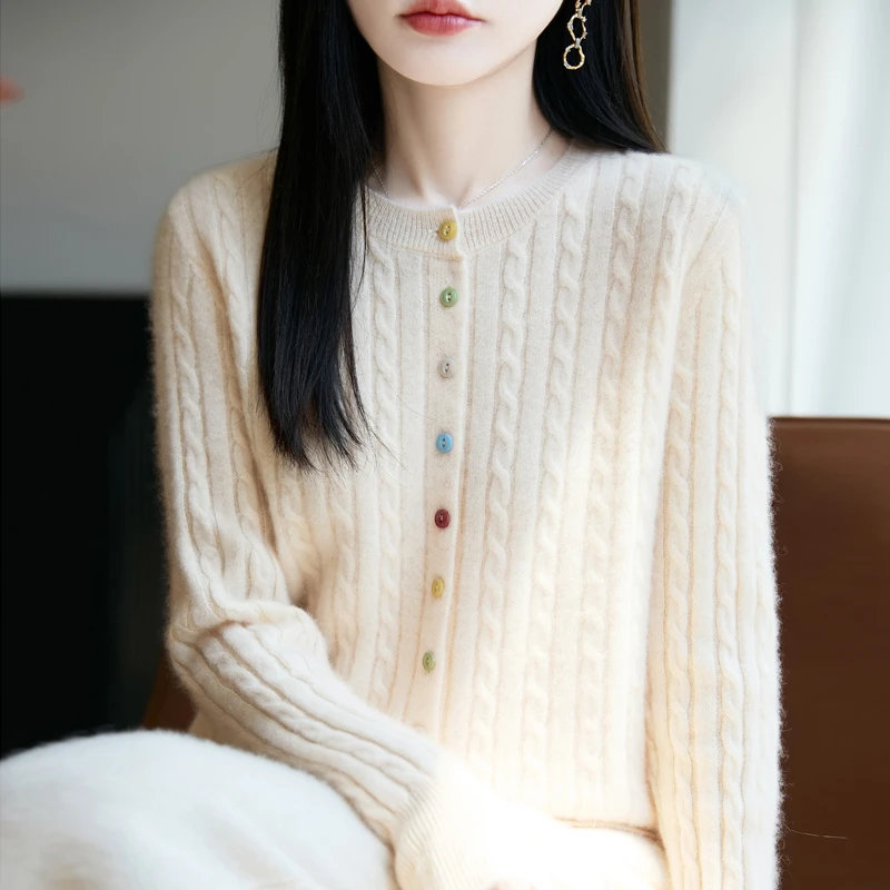 舒适随心~秋冬新款彩扣麻花圆领系扣羊毛衫女毛衣百搭针织衫