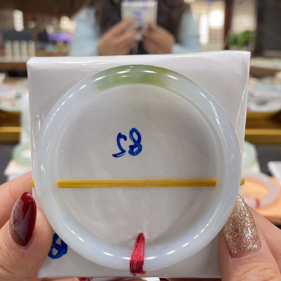 翡翠手镯未镶嵌翡翠