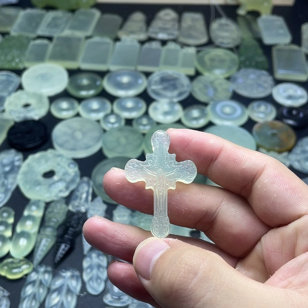 岫玉未镶嵌颈饰十字架