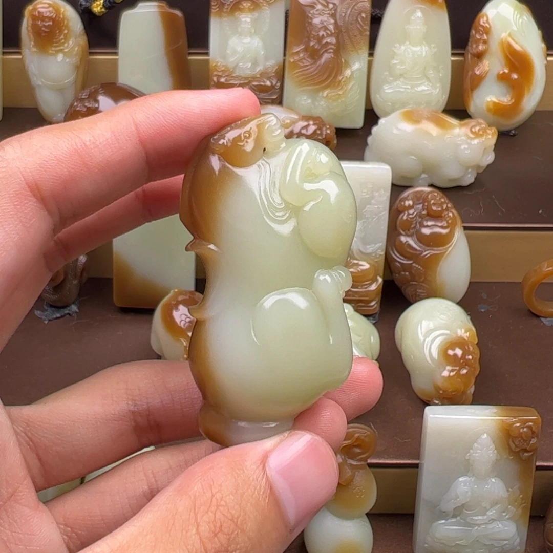 V***y和田玉（糖玉）未镶嵌颈饰