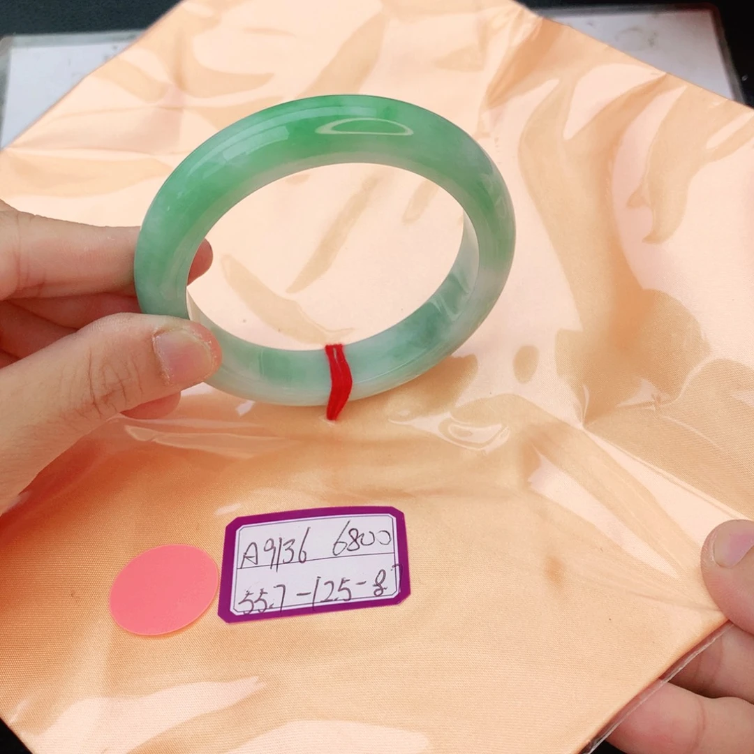 翡翠手镯未镶嵌翡翠