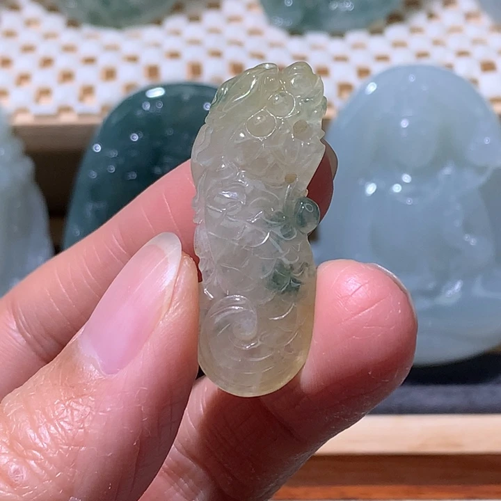 翡翠未镶嵌颈饰龙鱼