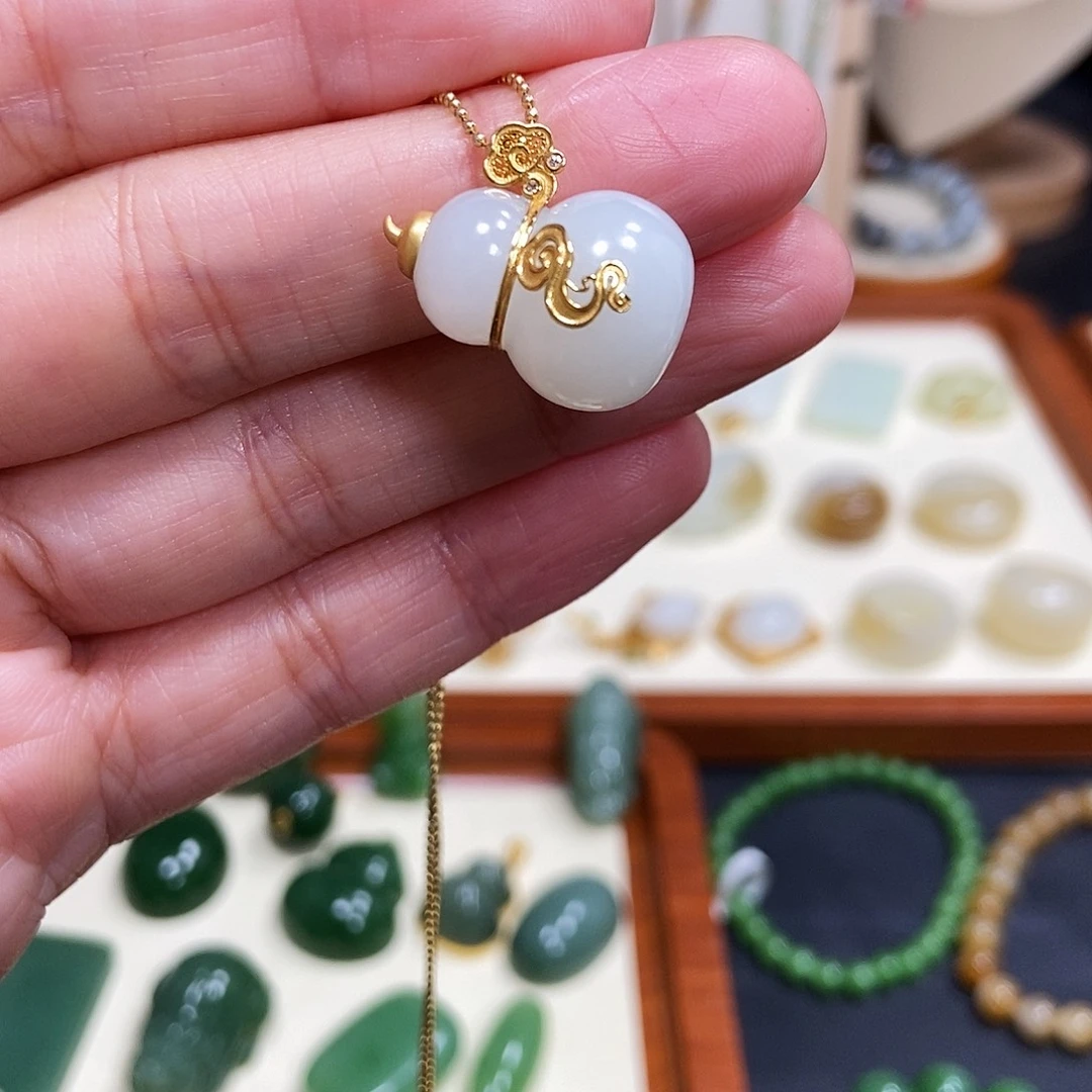 和田玉18K金镶嵌吊坠(赠链)