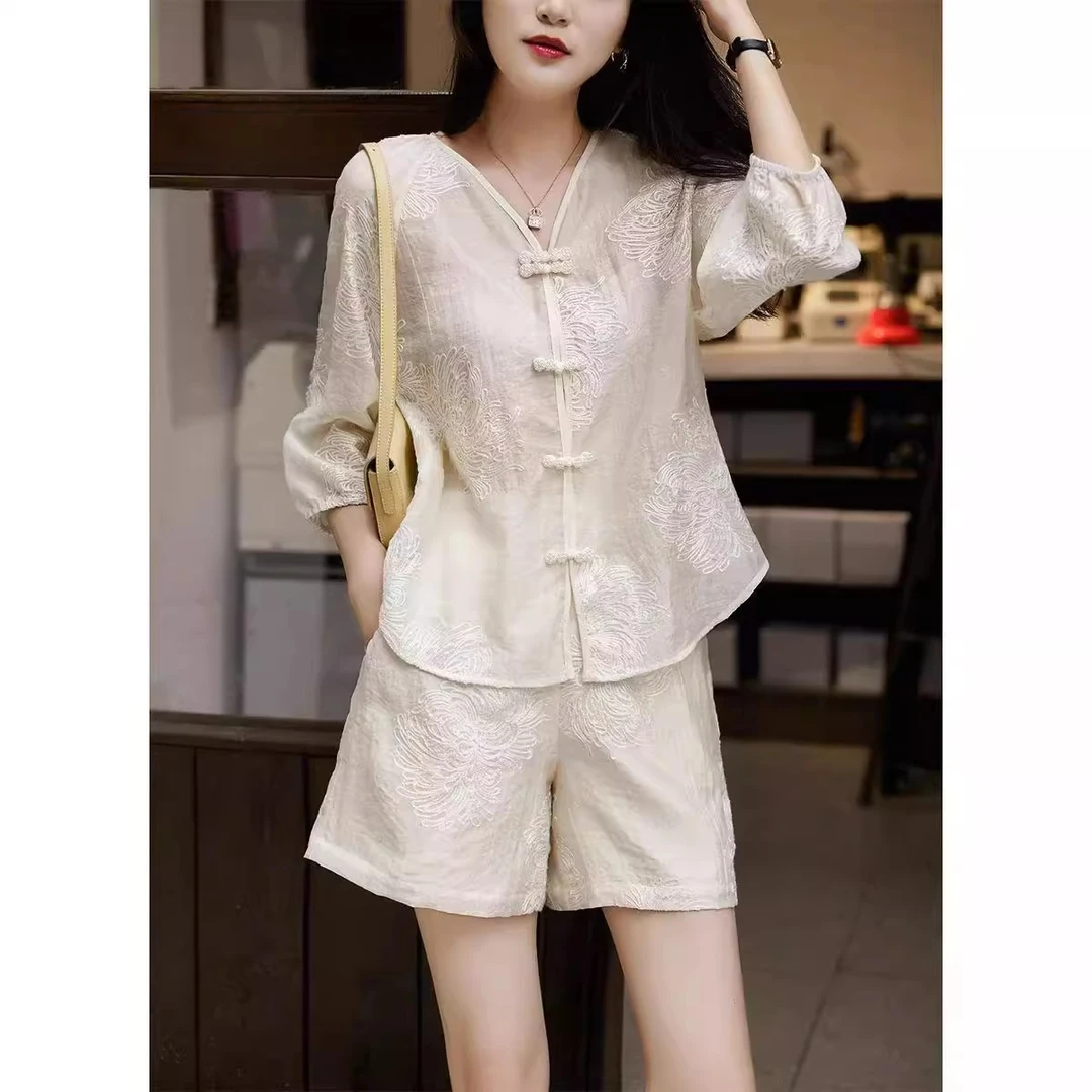 新中式穿搭一整套2025新款刺绣盘扣上衣内搭吊带配阔腿短裤三件套