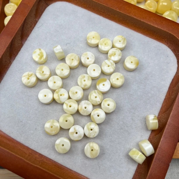 天然原矿俄料蜜蜡隔片8.5*5.3左右（轻微皮色）多样性发其一