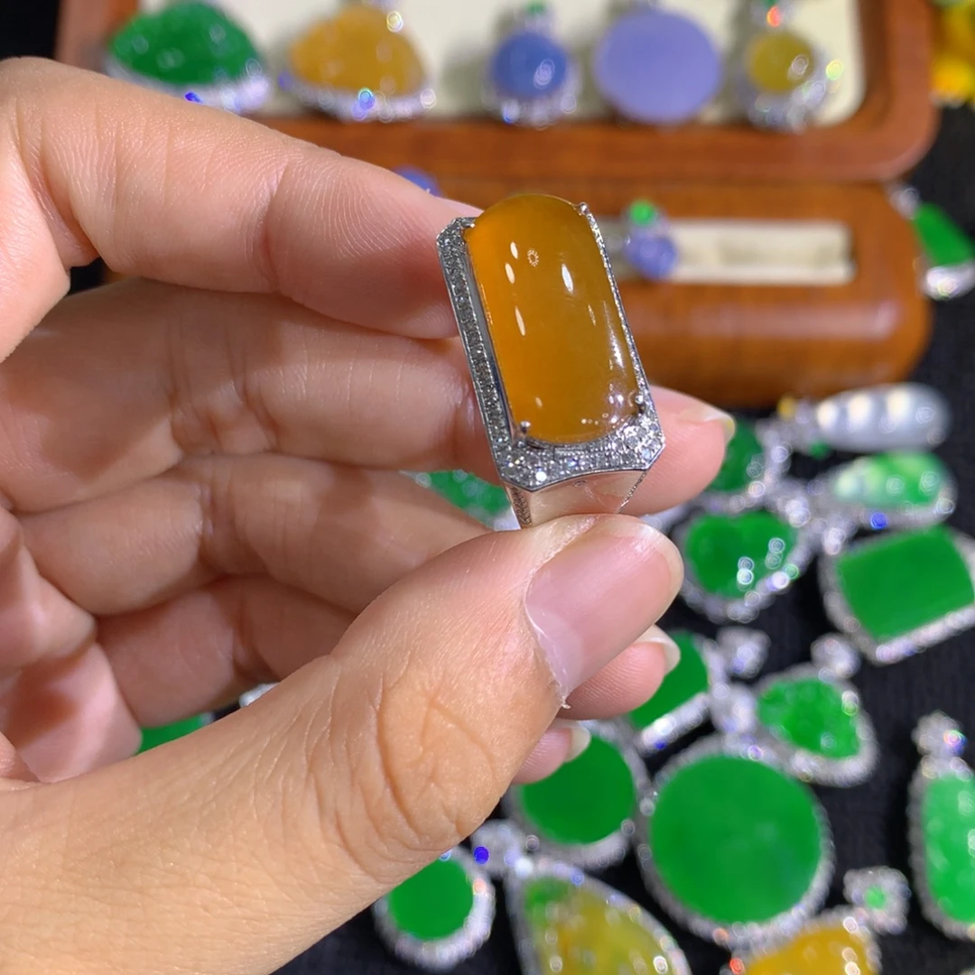 翡翠18K金镶嵌戒指