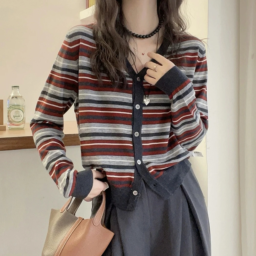 时尚V领冬季女装新款彩色条纹打底减龄长袖宽松拼接保暖毛针织衫