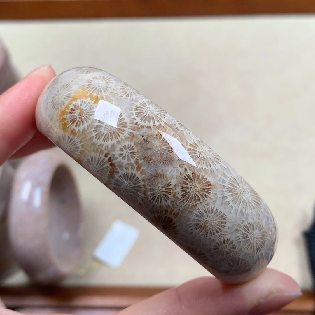 未镶嵌52.3圈口漏100/个。22硅化珊瑚（珊瑚玉）