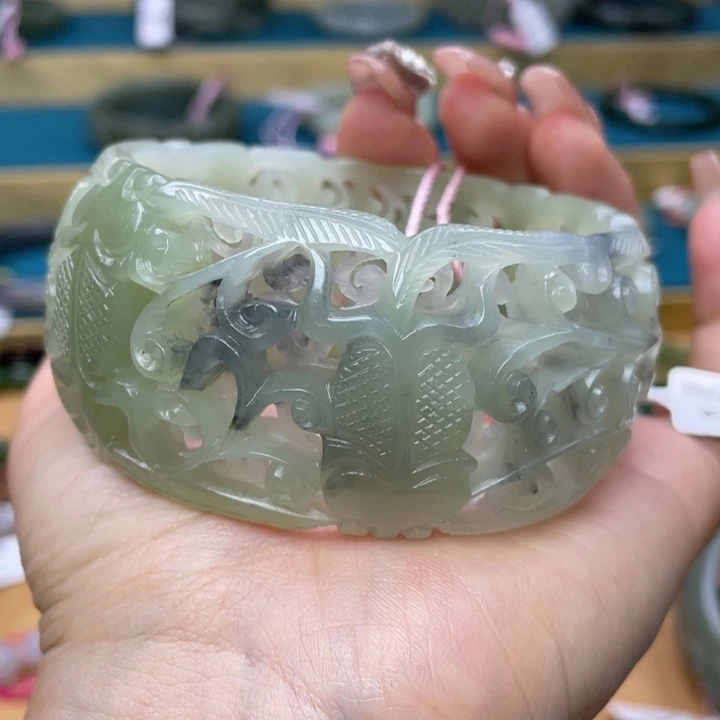 和田玉手镯62圈口。编号36未镶嵌