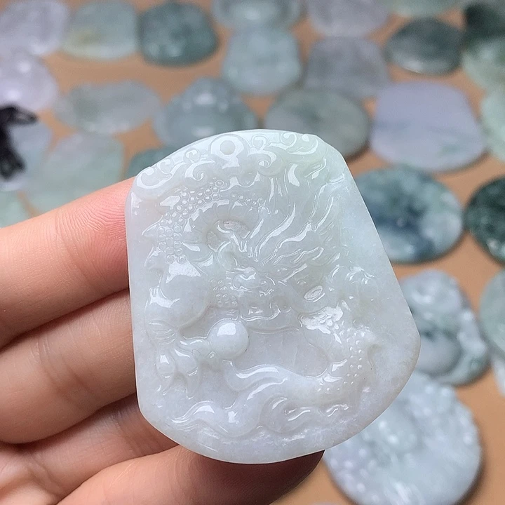 翡翠未镶嵌颈饰龙牌