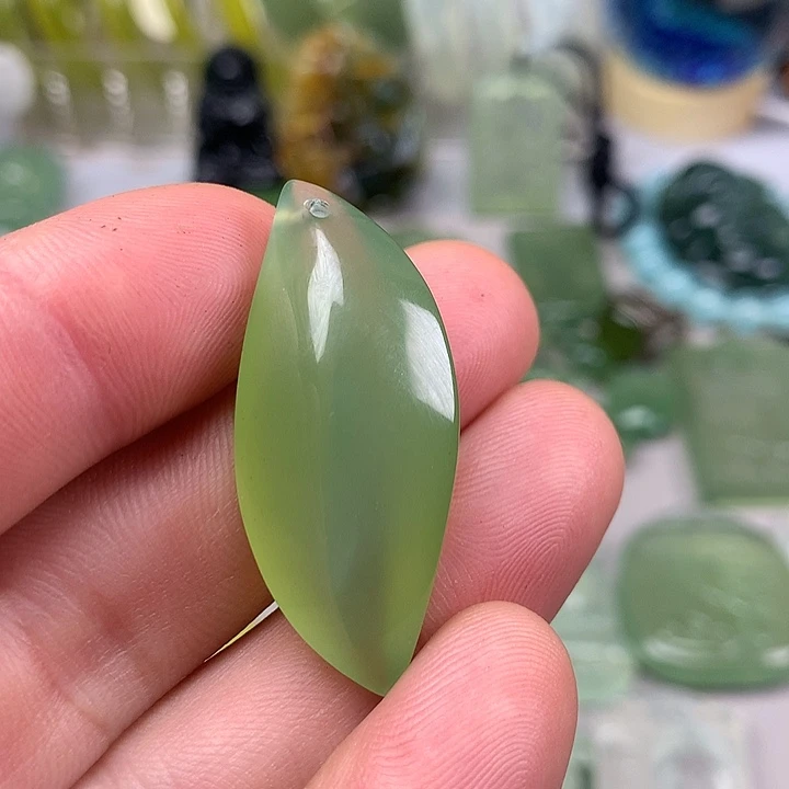蛇纹石玉挂坠未镶嵌