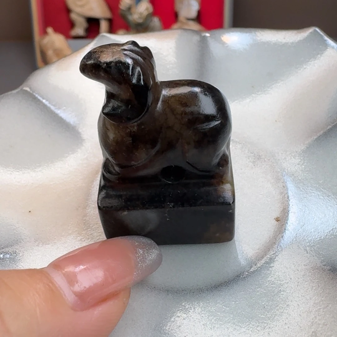 摆件陶文***哥佩戴瓷器的时候