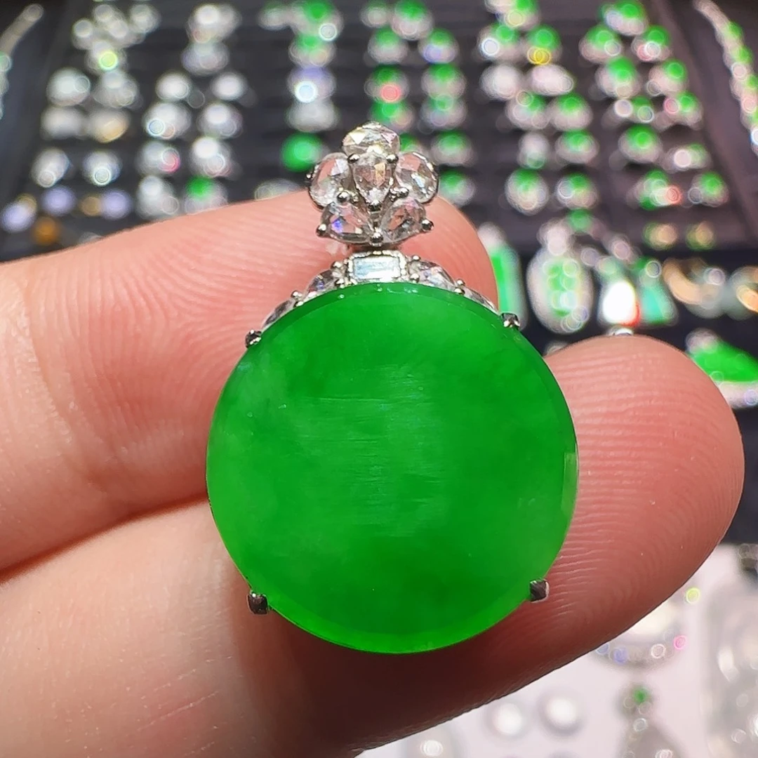 翡翠18K金镶嵌颈饰吊坠