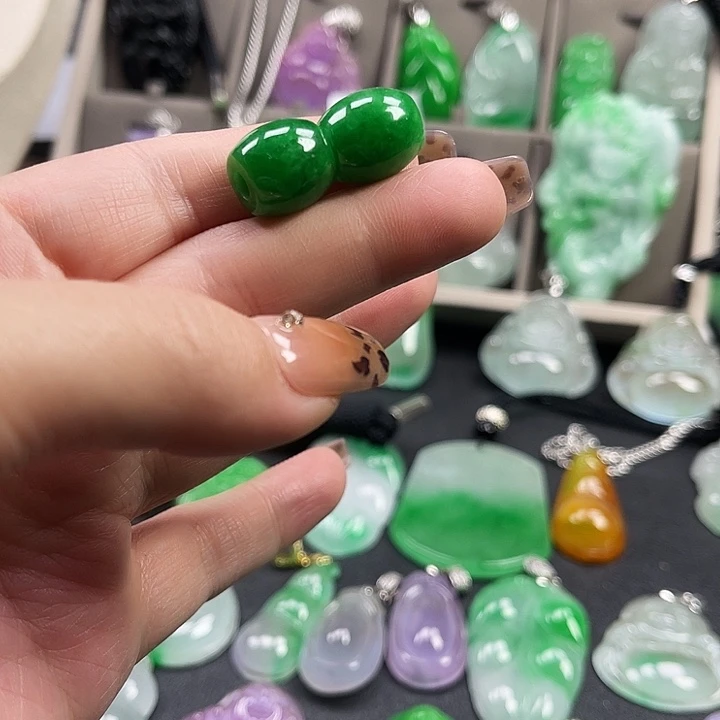 翡翠未镶嵌颈饰路路通