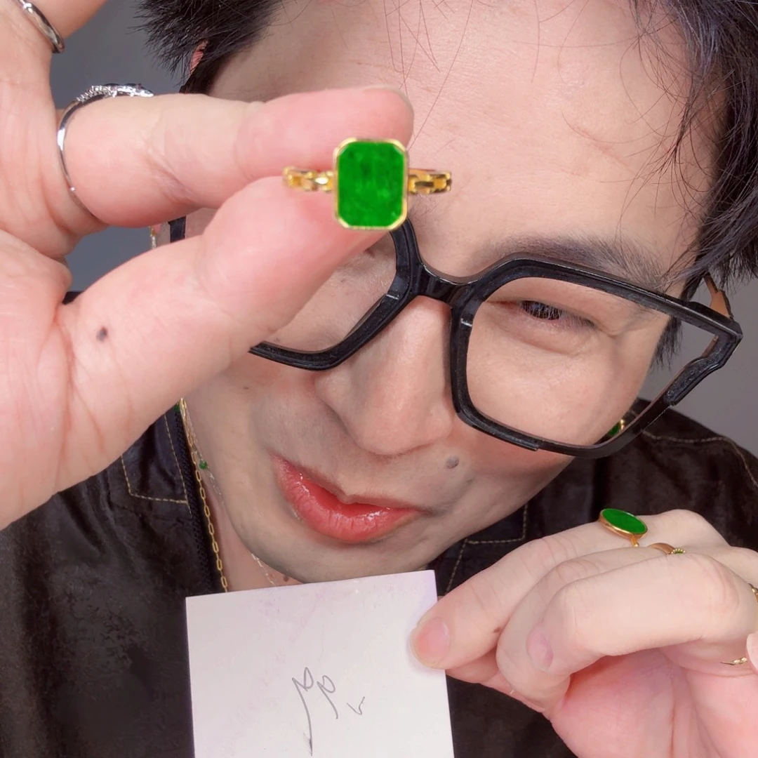 翡翠未镶嵌颈饰一件