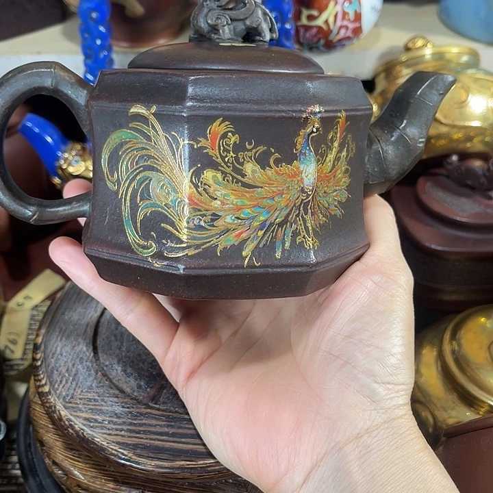 茶壶紫砂原矿泥料手工制作的一把紫砂壶。