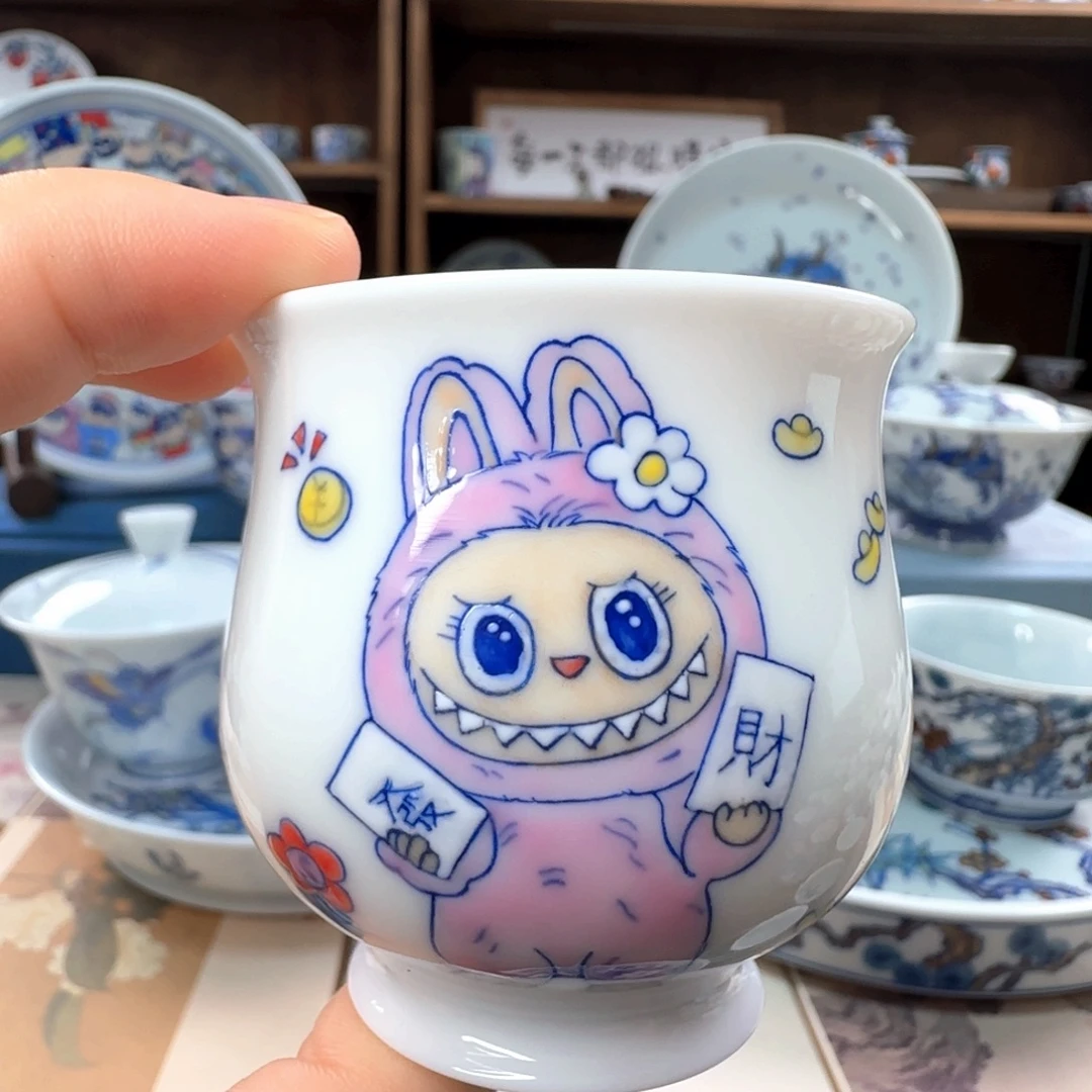 景德镇手绘青花斗彩拉Bubu杯