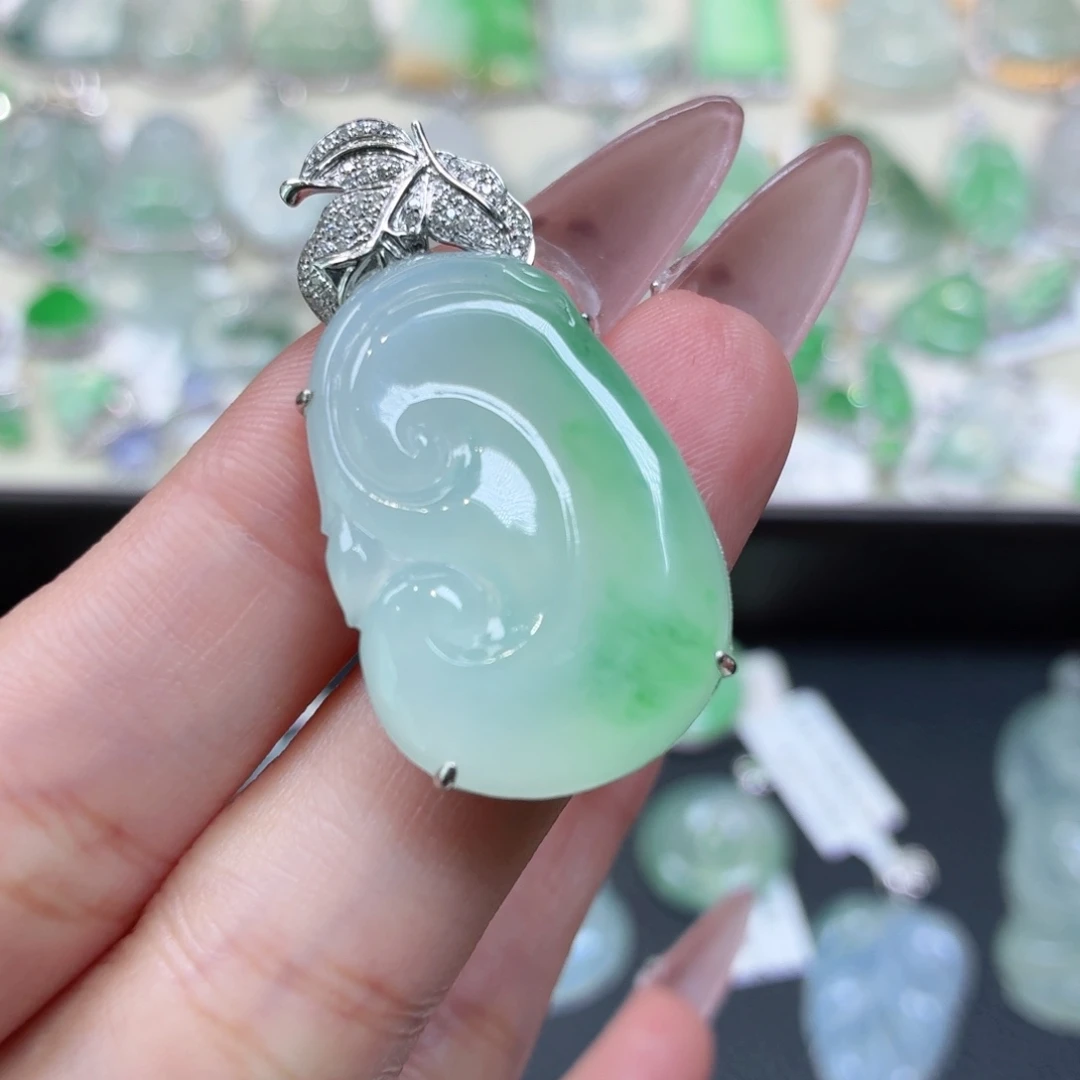 翡翠18K金镶嵌颈饰