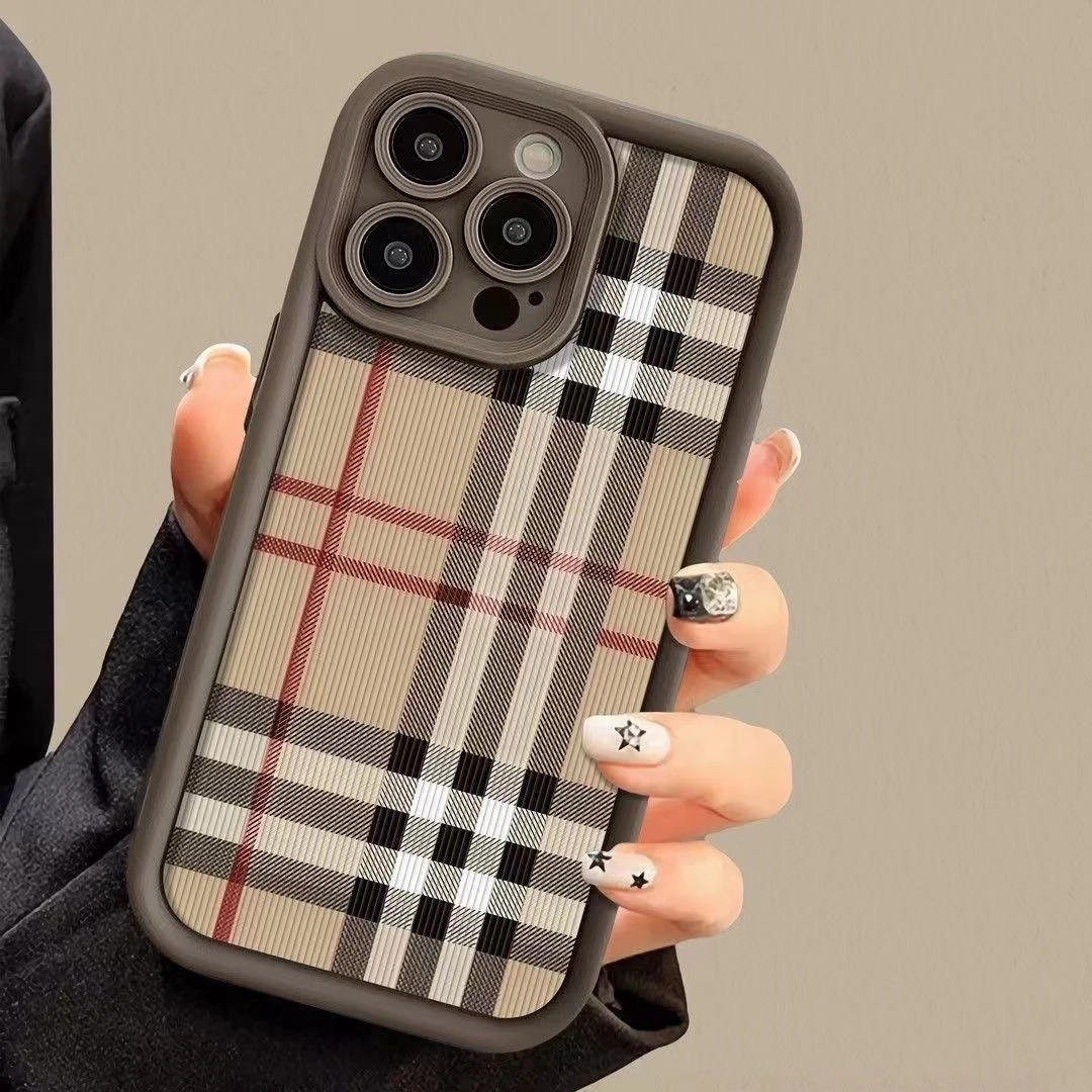 入月简约复古格纹适用华为mate60苹果oppo小米15防摔vivo手机壳