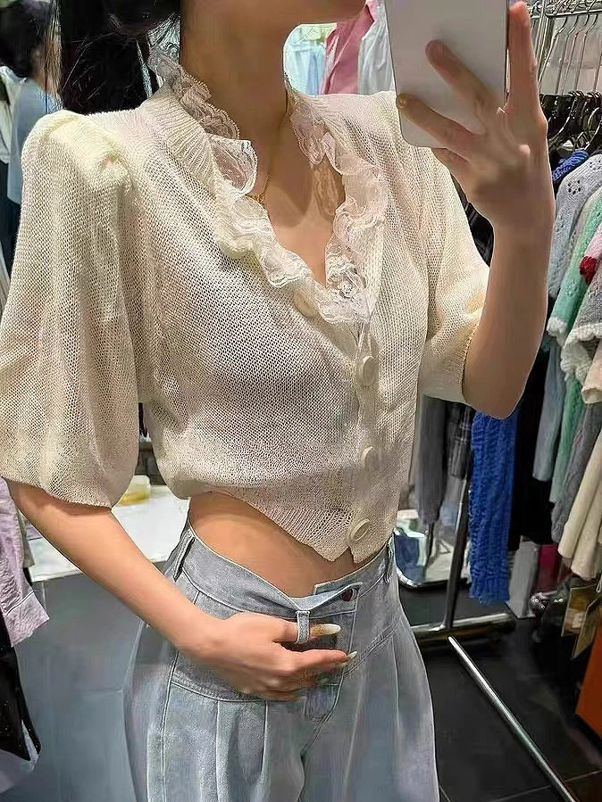 小玲 2025春夏新款韩系减龄泡泡袖针织衫设计感蕾丝拼接针织上衣