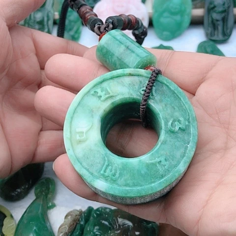 独山玉颈饰未镶嵌岁****光