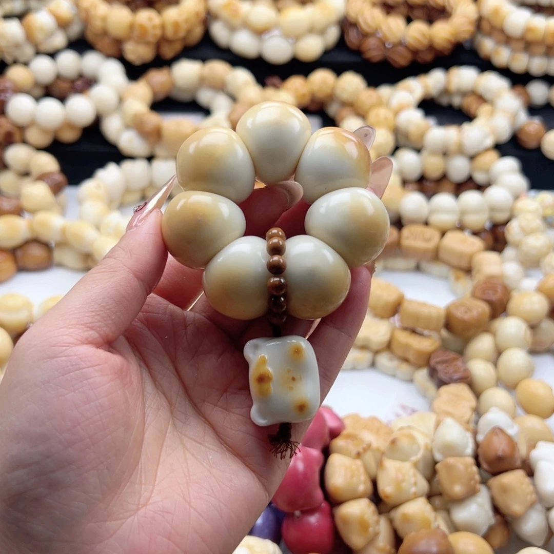 吊坠白玉菩提25-26山竹设计款瑕