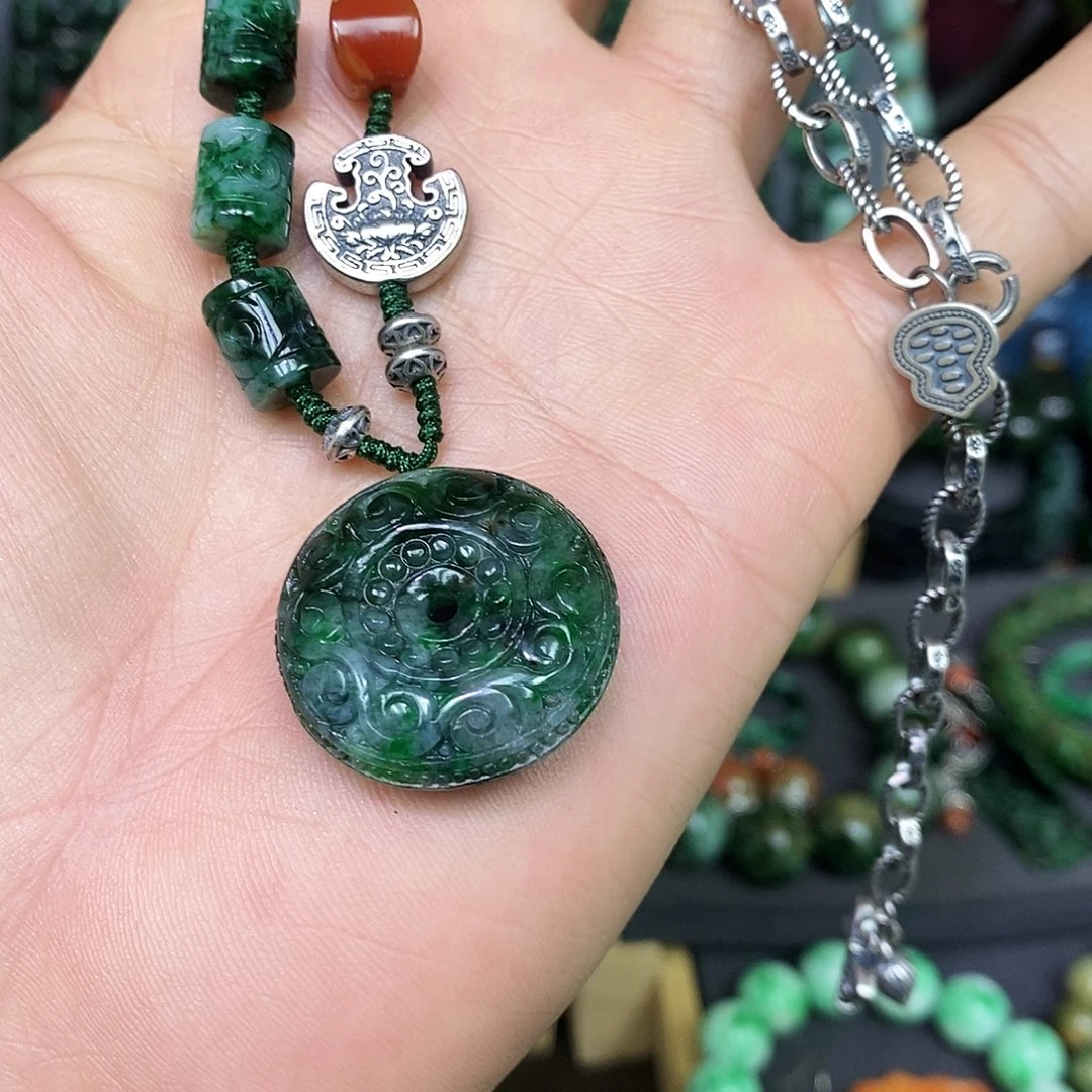 颈饰未镶嵌翡翠漂亮美眉