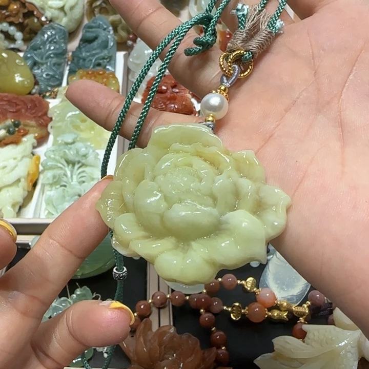 蛇纹石玉未镶嵌吊坠