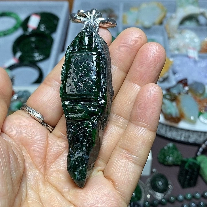 翡翠未镶嵌吊坠(赠链)