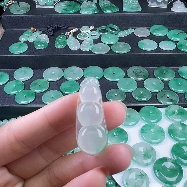 石英质玉未镶嵌颈饰