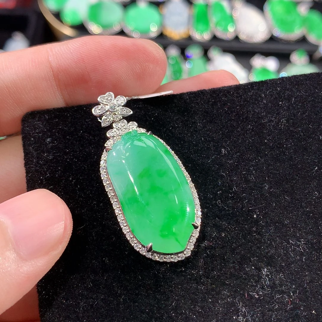 翡翠18K金镶嵌颈饰