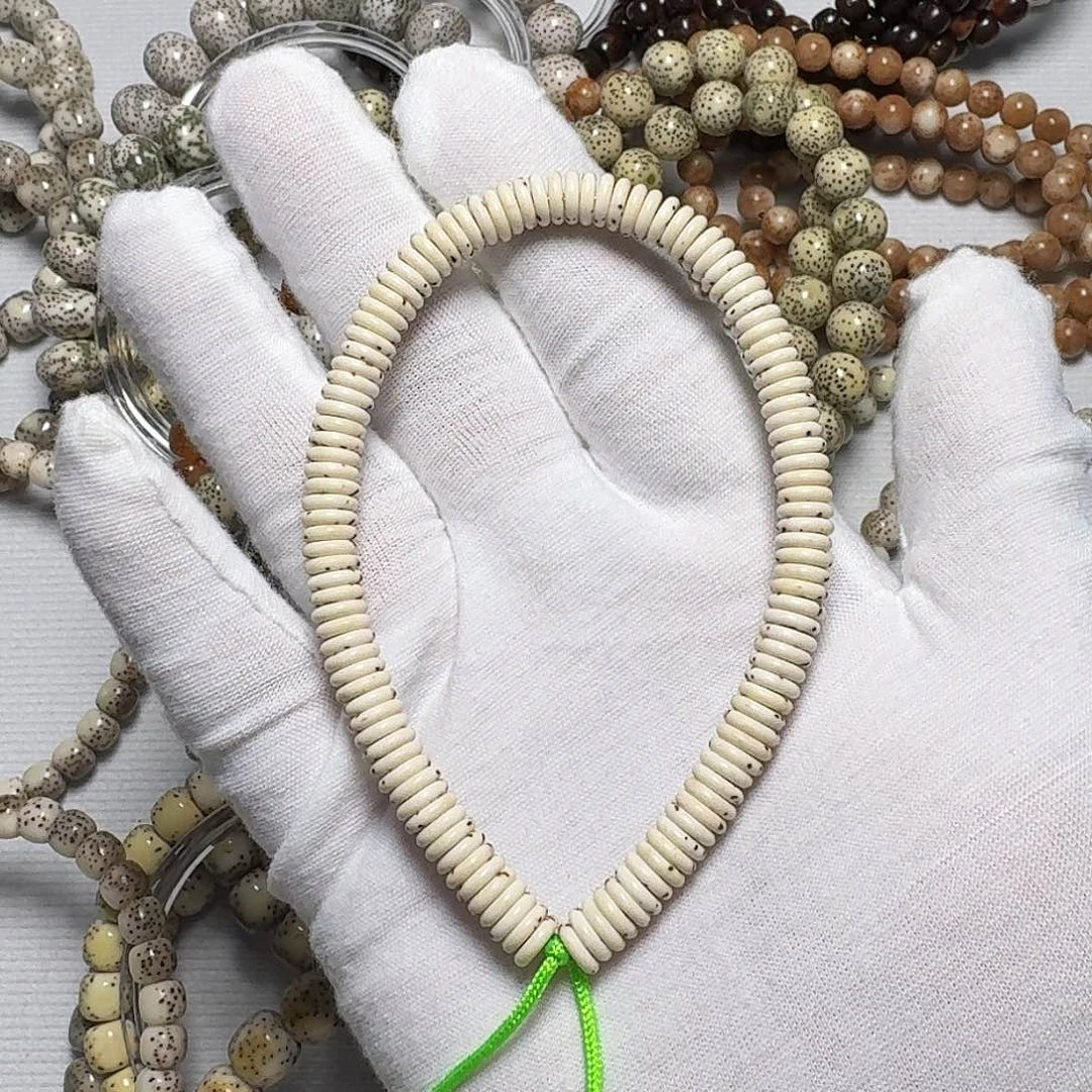 我****星月菩提手串原生态顺白卡6.8泥鳅背手持