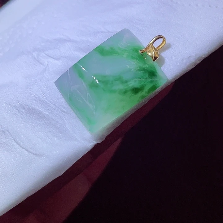 翡翠18K金镶嵌颈饰翡翠