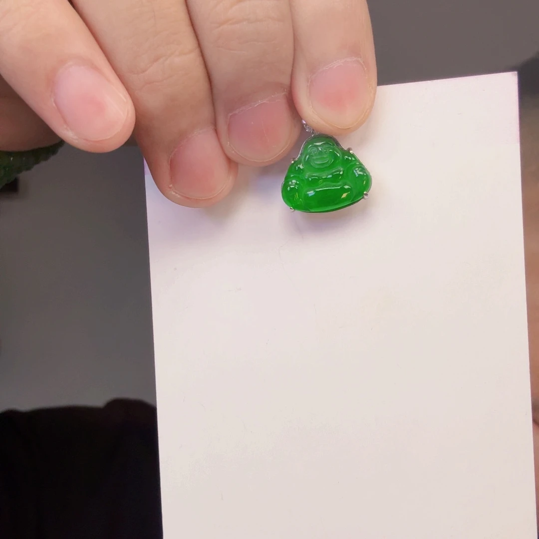 翡翠未镶嵌颈饰一件