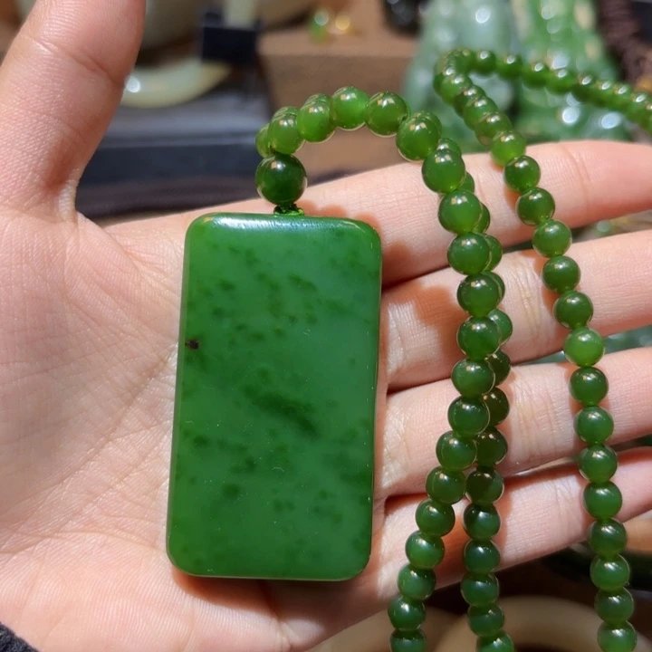 颈饰未镶嵌和田玉（碧玉）